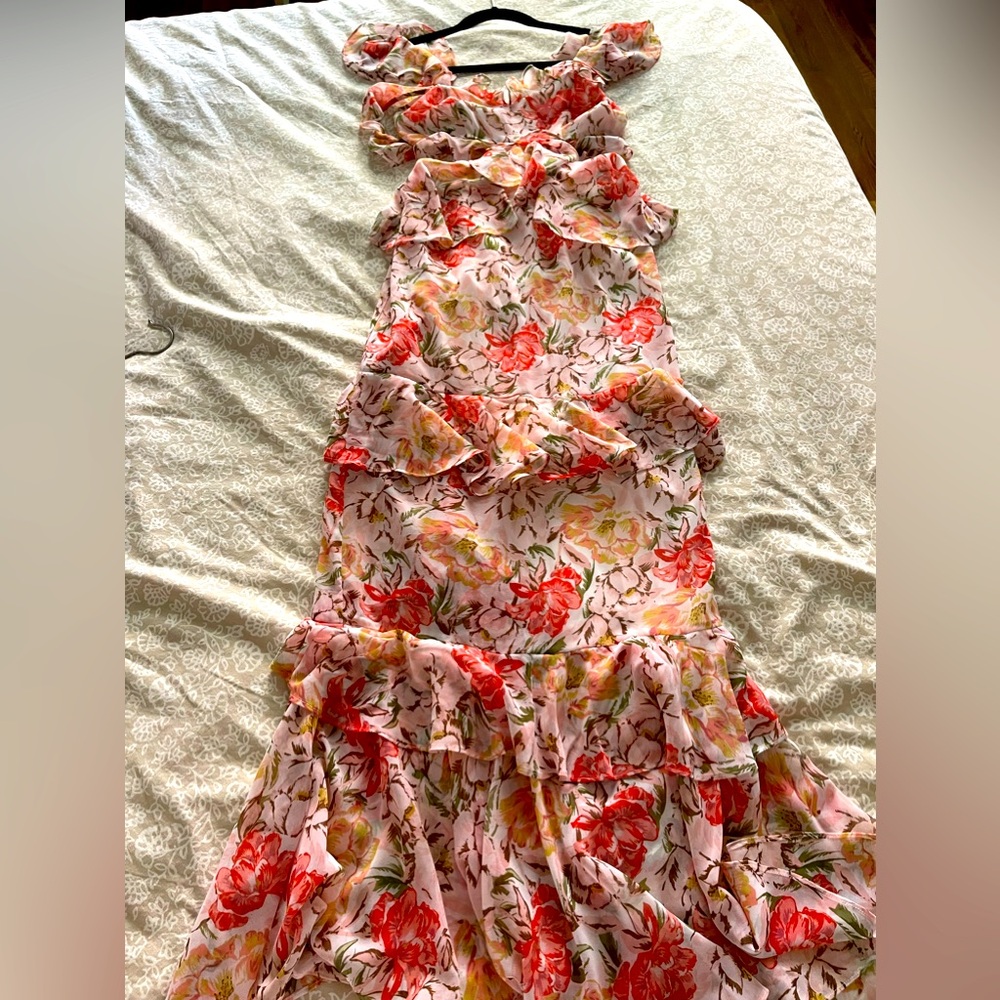 Elegant flowy summer dress with two side cut out